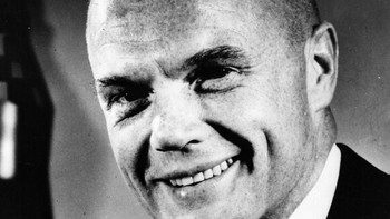 Pada usia 77 tahun, John Glenn berpartisipasi dalam misi pesawat ulang-alik Discovery di tahun 1998 -- membuatnya jadi astronot tertua di antariksa. Ia juga meniti karier di politik, menjadi senator Ohio. John Glenn meninggal dunia di usia 95 tahun, pada 8 Desember 2016. (Foto: Keystone/Getty Images)