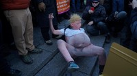Seorang demonstran memakai kostum bayi Trump saat aksi memperingati Presidents Day di Union Square, New York. REUTERS/Go Nakamura.