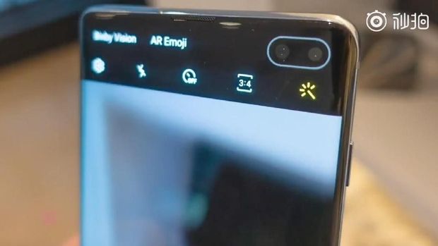 Kamera selfie di dalam layar
