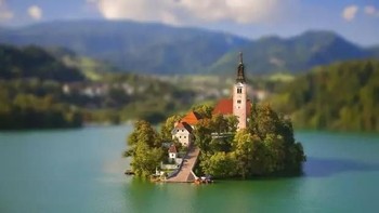 Pulau di tengah danau. Foto: Ultralink