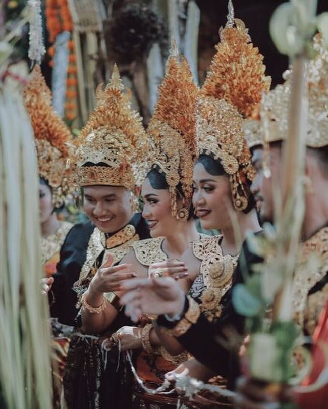 Inilah pasangan pengantin Gusti Ngurah Berlin Bramantara dan Anastasia Phanasta yang baru saja menggelar royal wedding di Bali. Disebut royal wedding karena Berlin merupakan putra dari pemilik toko oleh-oleh Krisna Bali,  I Gusti Ngurah Anom. Foto: Instagram @Allseasonsphoto, Instagram @rivieraeventorganizer