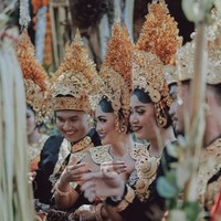 Inilah pasangan pengantin Gusti Ngurah Berlin Bramantara dan Anastasia Phanasta yang baru saja menggelar royal wedding di Bali. Disebut royal wedding karena Berlin merupakan putra dari pemilik toko oleh-oleh Krisna Bali,  I Gusti Ngurah Anom. Foto: Instagram @Allseasonsphoto, Instagram @rivieraeventorganizer