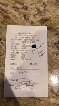 Mengharukan! Polisi Ini Beri Tip Rp 1,4 juta Untuk Pelayan Resto yang Sedang Hamil