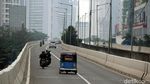 Gaspol! Bajaj dan Pemotor Nekat Terobos JLNT Kasablanka