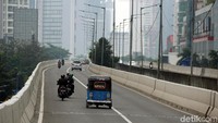 Padahal, terlihat jelas ada rambu lalu lintas yang melarang pengendara sepeda motor untuk naik JLNT tersebut.