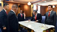 Agus Setiadji menandatangani berita acara pelantikan dengan disaksikan Menhan Ryamizard Ryacudu. Istimewa/Kemenhan.