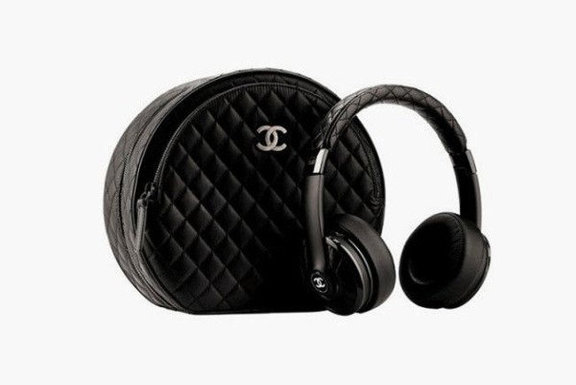 Chanel juga tak mau kalah dengan merilis wireless earpiece yang dihiasi logo ganda CC di bagian samping dan berlapiskan material kulit quilted khas rumah mode Prancis tersebut. Dirilis pada 2014, earpiece tersebut dijual seharga 4.170 poundsterling atau sekitar Rp 80 jutaan. Foto: Istimewa