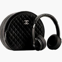 Chanel juga tak mau kalah dengan merilis wireless earpiece yang dihiasi logo ganda CC di bagian samping dan berlapiskan material kulit quilted khas rumah mode Prancis tersebut. Dirilis pada 2014, earpiece tersebut dijual seharga 4.170 poundsterling atau sekitar Rp 80 jutaan. Foto: Istimewa