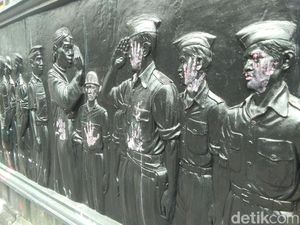 Relief di Monumen Serangan Umum 1 Maret Yogya Dicoret-coret