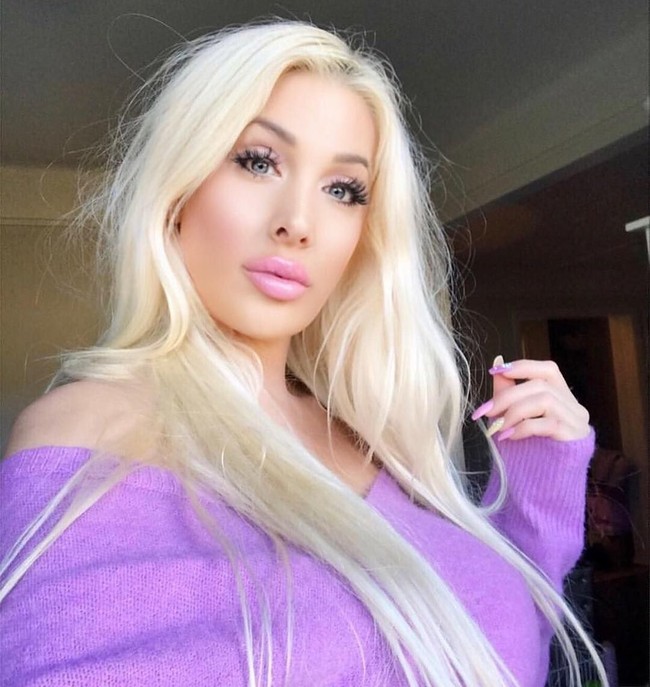 Aku tidak peduli. Aku ingin terlihat seperti apa yang aku inginkan. Aku mengikuti mimpiku dan hatiku. Hatiku memilih diriku jadi Barbie, ungkapnya kepada Barcroft TV. Foto: Instagram (@sindystarlet)