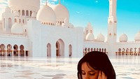 Camila Cabello juga mengutarakan, dia menggenakan hijab untuk menghormati masjid sebagai tempat ibadah umat Muslim. Dia pun begitu merasakan kedamaian di sana dan bertemu dengan wanita yang membantunya menggenakan hijab. Serasa teman dekat saja dan kami saling tersenyum, katanya (Instagram/camila_cabello)