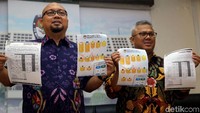 Ketua KPU Arief Budiman bersama Komisioner KPU Ilham Saputra mengumumkan 32 nama baru caleg es koruptor yang kembali maju dalam kontestasi Pemilu 2019 mendatang di Media Center KPU, Jakarta, Rabu, (19/2/2019).