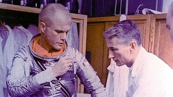 John Glenn tiga kali mengorbit Bumi dalam kapsul antariksa Friendship 7. (Foto: Hulton Archive/Getty Images)