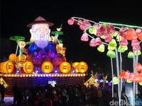 Dekorasinya penuh gemerlap lampion