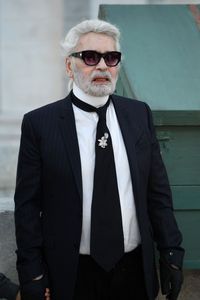Karl Lagerfeld, perancang yang proprostitusi