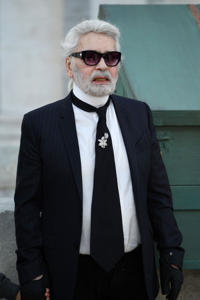 Karl Lagerfeld dikenal dengan gaya rambut kuncir kuda yang ikonik. Rambut kuncir kuda ternyata telah digunakan desainer kelahiran Jerman itu sejak 1976, atau selama 42 tahun. Foto: Getty Images