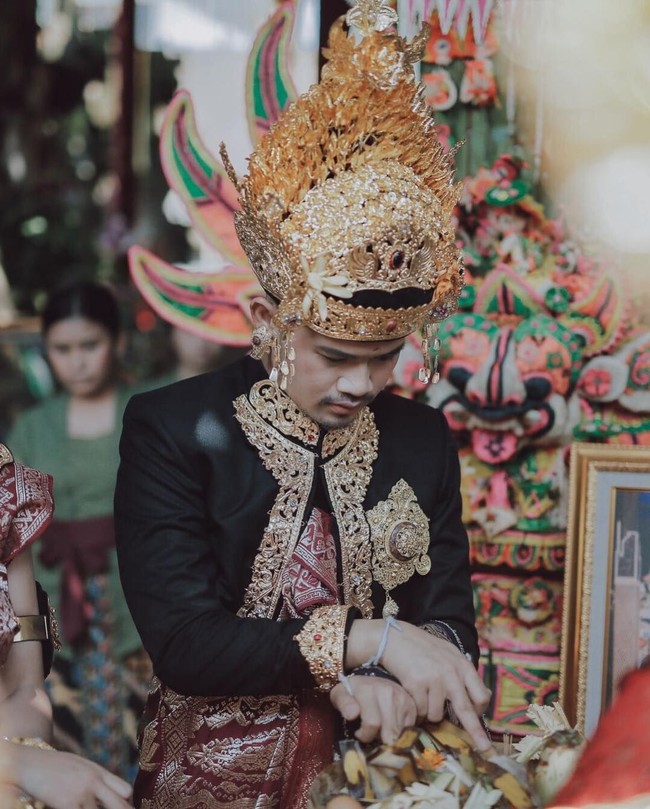 Sederet prosesi adat digelar dalam pernikahan Berlin dan Anastasia. Prosesi adat tersebut diadakan di rumah mempelai pria yang juga kediaman pemilik toko oleh-oleh Krisna Bali, I Gusti Ngurah Anom, atau akrab disapa Ajik Cok. Foto: Instagram @Allseasonsphoto, Instagram @rivieraeventorganizer