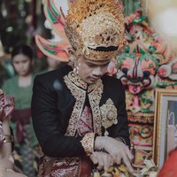 Sederet prosesi adat digelar dalam pernikahan Berlin dan Anastasia. Prosesi adat tersebut diadakan di rumah mempelai pria yang juga kediaman pemilik toko oleh-oleh Krisna Bali, I Gusti Ngurah Anom, atau akrab disapa Ajik Cok. Foto: Instagram @Allseasonsphoto, Instagram @rivieraeventorganizer