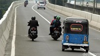Berdasarkan kenyataan tersebut, kini saatnya bagi Pemerintah untuk menata atau merancang kembali angkutan alternatif yang bisa untuk menggantikan peran ojek, dalam hal mana moda angkutan tersebut mampu menyediakan ruang/jarak antara pengemudi dan penumpangnya. Rengga Sancaya/detik.com  