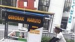 Kreatif! Ini Penjual Makanan yang Pakai Kostum dan Spanduk Kartun Populer