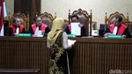 Senyum dan Bantahan Eni Saragih saat Bacakan Pleidoi
