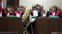 Eni mengaku hanya diperintahkan Ketum Golkar sekaligus Ketua DPR, Setya Novanto, untuk mengawal proyek PLTU Riau-1 saat itu. Menurut Eni, proyek tersebut menguntungkan negara karena bisa memberikan manfaat bagi masyarakat untuk mendapatkan listrik murah.