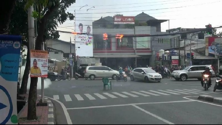 Kabel Listrik di Jalan Veteran Bintaro Terbakar, Sempat Ganggu Lalin Kabel Listrik di Jalan Veteran Bintaro Terbakar, Sempat Ganggu Lalin