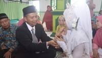 Jika mahar cendol itu mungkin buat orang lain sederhana, tidak demikian untuk Cicih. Mahar cendol itu menurutnya adalah mahar terbaik yang mengingatkannya akan momen berharga, awal perkenalannya dan kekagumannya pada suami.  Jika mahar cendol itu mungkin buat orang lain sederhana, tidak demikian untuk Cicih. Mahar cendol itu menurutnya adalah mahar terbaik yang mengingatkannya akan momen berharga, awal perkenalannya dan kekagumannya pada suami.