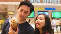 Selain akrab dengan Dewi Persik, Lebby ini juga terlihat akrab dengan omnya alias suami DP. Kali ini mereka seperti hendak menonton film.  Foto: instagram @lebbywilayati