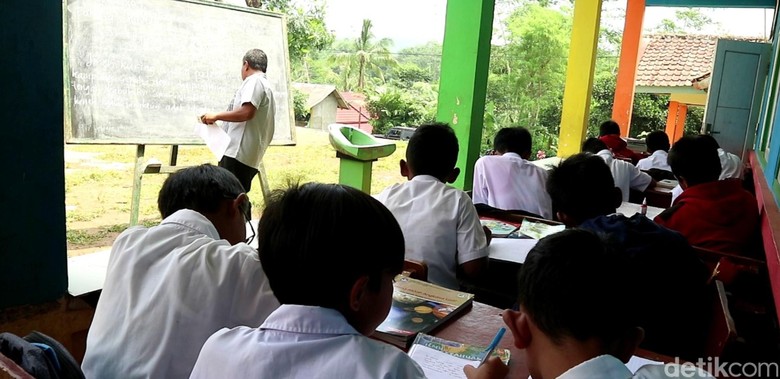 Atap Kelas Ambruk, Siswa SD di Sukabumi Belajar di Teras Sekolah Atap Kelas Ambruk, Siswa SD di Sukabumi Belajar di Teras Sekolah