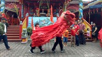 Barisan peserta arak-arakan dari pembawa bendera dan umbul-umbul, barongsai hingga pemain musik wajib melewati atau melompati api (Aditya/detikTravel)