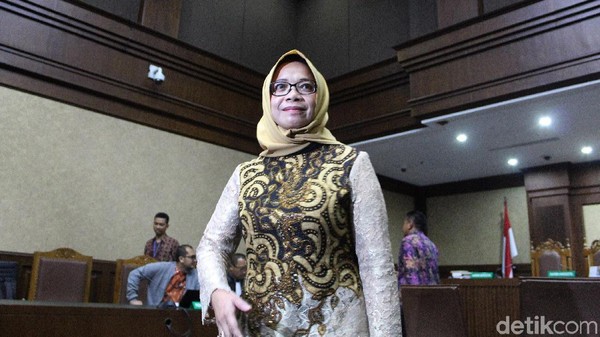 Senyum dan Bantahan Eni Saragih saat Bacakan Pleidoi