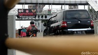 Pemilihan Presiden (Pilpres) tinggal hitungan beberapa bulan lagi. Perang spanduk pun terjadi antar kedua calon.