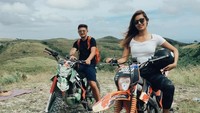 Bali masih punya banya tempat keren untuk kamu datangi. Maria Selena dan Syamsir Alam menuju Bukit Teletubbies dengan naik motor trail. (My Trip My Adventure)