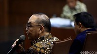 Johannes B Kotjo memberikan kesaksian dan menjawab pertanyaan yang diajukan oleh hakim.