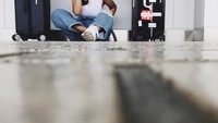 Sambil menunggu penerbangan di Tokyo, Nadine terlihat sedang duduk sambil menenggak minuman. Foto: Instagram@nadinemmanuella
