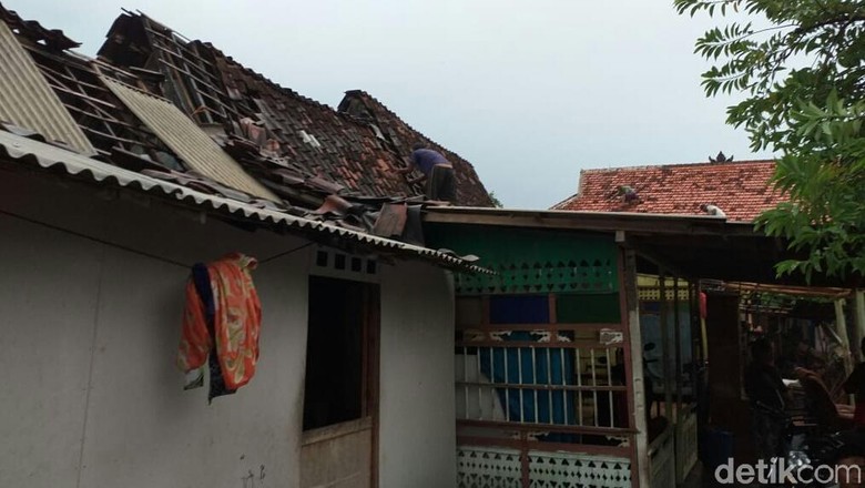 Puluhan Rumah di Situbondo Rusak Disapu Puting Beliung Puluhan Rumah di Situbondo Rusak Disapu Puting Beliung
