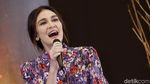 Pesona Luna Maya dengan Dress Floral