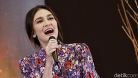 Luna juga sempat bercanda di acara tersebut. Pool/Palevi S/detikFoto.