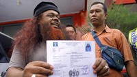 Adik kandung Abu Bakar Baasyir itu pun menunjukkan bukti surat keterangan bebas murni begitu keluar dari Lembaga Pemasyarakatan Kelas IIB Tulungagung, Jawa Timur
