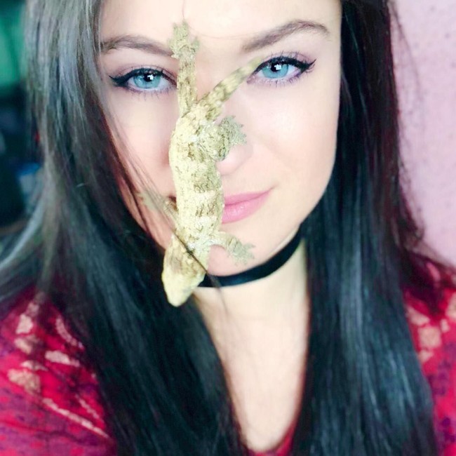 Adri Rachelle jadi viral karena hobinya mengoleksi hewan peliharaan. Wanita asal Atlanta ini punya sedikitnya 90 hewan yang tinggal di rumahnya. Foto: Instagram/@adrirachelle