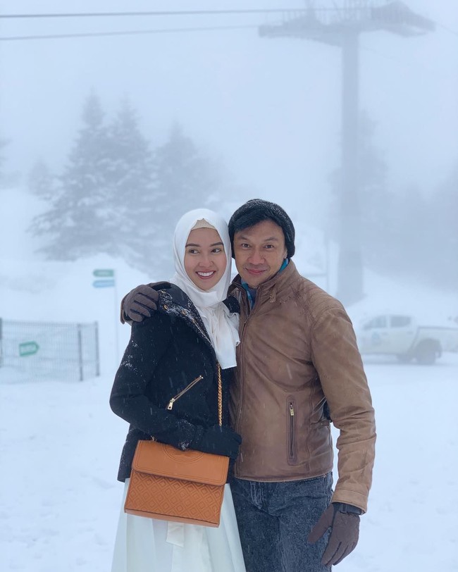Adem lihatnya, ungkap salah satu pengguna Instagram memuji penampilan Kevin saat berfoto bersama ayahnya. Foto: Instagram/kevinlln