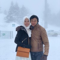 Adem lihatnya, ungkap salah satu pengguna Instagram memuji penampilan Kevin saat berfoto bersama ayahnya. Foto: Instagram/kevinlln