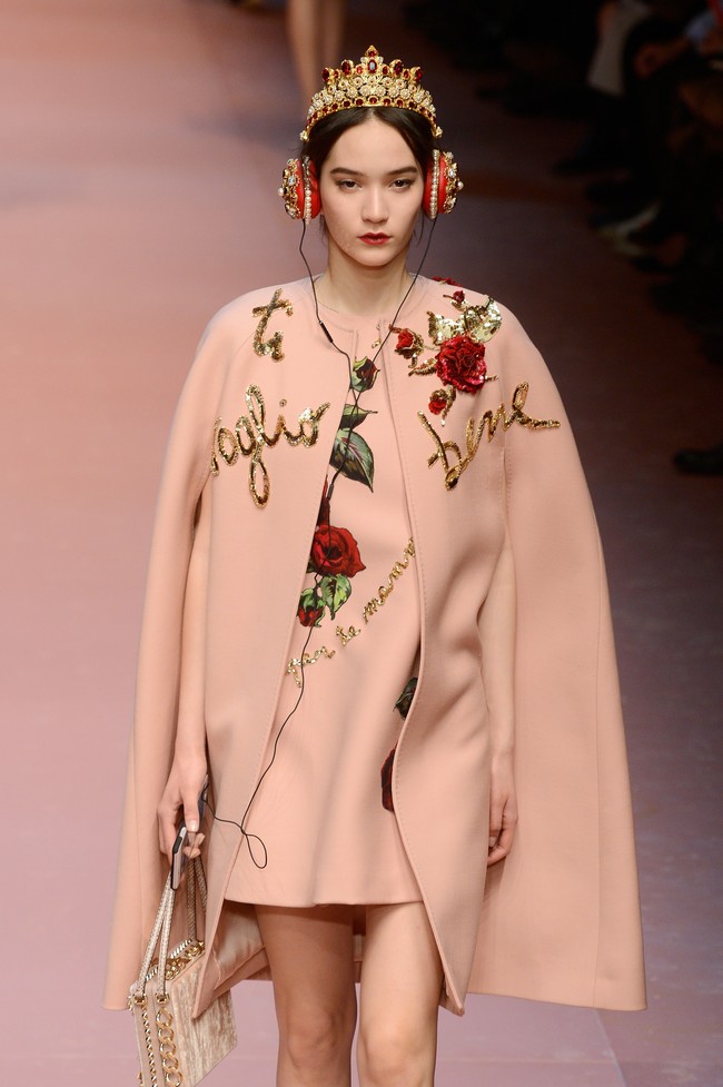 Belakangan, earpiece tak sekadar aksesori audio tapi juga menjadi sebuah pernyataan gaya tersendiri. Terlihat dari banyak rumah mode papan atas yang berlomba-lomba menghadirkan koleksi earpiece. Salah satunya Dolce & Gabbana yang merilis deretan earpiece di antaranya berbentuk mahkota hingga berhiaskan kristal Swarovski saat Milan Fashion Week 2015 lalu. Harganya mulai dari 90 juta sampai 100 jutaan. Foto: Getty Images