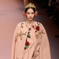 Belakangan, earpiece tak sekadar aksesori audio tapi juga menjadi sebuah pernyataan gaya tersendiri. Terlihat dari banyak rumah mode papan atas yang berlomba-lomba menghadirkan koleksi earpiece. Salah satunya Dolce & Gabbana yang merilis deretan earpiece di antaranya berbentuk mahkota hingga berhiaskan kristal Swarovski saat Milan Fashion Week 2015 lalu. Harganya mulai dari 90 juta sampai 100 jutaan. Foto: Getty Images
