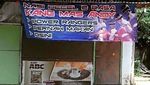 Kreatif! Ini Penjual Makanan yang Pakai Kostum dan Spanduk Kartun Populer