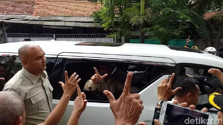 Kedatangan Prabowo ke Surabaya Disambut Massa Teriak Jokowi Wae Kedatangan Prabowo ke Surabaya Disambut Massa Teriak Jokowi Wae