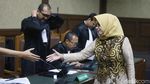 Senyum dan Bantahan Eni Saragih saat Bacakan Pleidoi