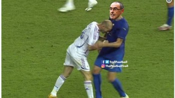 Fans Chelsea konon ingin agar Zinedine Zidane menggeser Sarri. Insiden Marco Materazzi ditanduk Zidane di masa lalu pun dicomot menjadi Sarri ditanduk Zidane. (Foto: Internet/Twitter)
