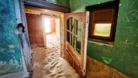 Beginilah salah satu bagian dalam rumah di sana yang sudah tertimbun pasir (iStock)